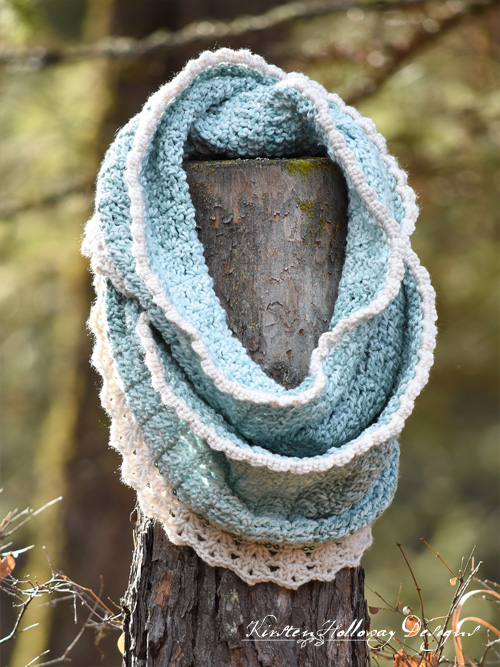 Crochet an easy infinity scarf and add a beautiful lace trim to the edge with this free crochet pattern.