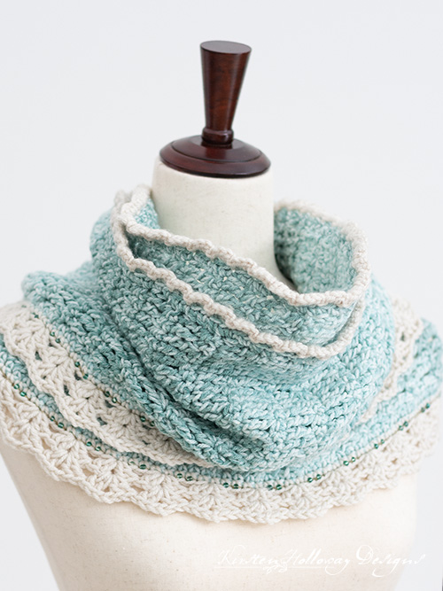Crochet an easy infinity scarf and add a beautiful lace trim to the edge with this free crochet pattern.