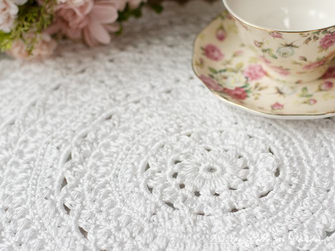 Cose-up showing the stitch detail of the Secret Garden crochet placemat pattern.