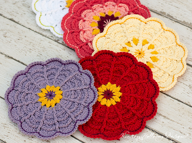 Crochet a Zinnia flower spa cloth with this free pattern. 