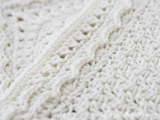 The New Beginnings crochet afghan block patternhas a plain center and textured edges.